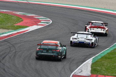 Scarperia, 23 Mart 2024 İtalya: BMW M4 GT4 (G82) Team Hofor Racing by Bonk drive by Kroll-Mayer-Partl Mugello Pisti 'nde 12h Hankook eylemi sırasında.
