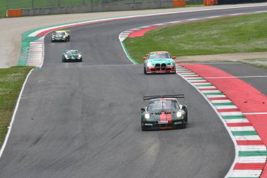 Scarperia, 23 Mart 2024 İtalya: Goder-Oehme-Sponbrarth-Schluter 'in 9und11 numaralı takımından Porsche 911 GT3 Cup MR (991) Mugello Pisti' nde 12h Hankook eylemde.