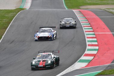 Scarperia, 23 Mart 2024 İtalya: Goder-Oehme-Sponbrarth-Schluter 'in 9und11 numaralı takımından Porsche 911 GT3 Cup MR (991) Mugello Pisti' nde 12h Hankook eylemde.