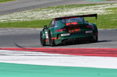 Scarperia, 23 Mart 2024 İtalya: Goder-Oehme-Sponbrarth-Schluter 'in 9und11 numaralı takımından Porsche 911 GT3 Cup MR (991) Mugello Pisti' nde 12h Hankook eylemde.