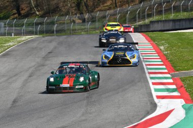 Scarperia, 23 Mart 2024 İtalya: Goder-Oehme-Sponbrarth-Schluter 'in 9und11 numaralı takımından Porsche 911 GT3 Cup MR (991) Mugello Pisti' nde 12h Hankook eylemde.