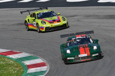 Scarperia, 23 Mart 2024 İtalya: Goder-Oehme-Sponbrarth-Schluter 'in 9und11 numaralı takımından Porsche 911 GT3 Cup MR (991) Mugello Pisti' nde 12h Hankook eylemde.