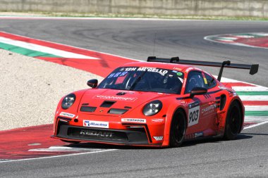 Scarperia, 23 Mart 2024 İtalya: Kırmızı Karınca Yarış Takımı 'ndan Porsche 911 GT3 Cup (992) Mugello Pisti' nde Redant-de Breucker 'ın 12h Hankook eylemi sırasında.