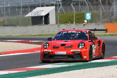 Scarperia, 23 Mart 2024 İtalya: Kırmızı Karınca Yarış Takımı 'ndan Porsche 911 GT3 Cup (992) Mugello Pisti' nde Redant-de Breucker 'ın 12h Hankook eylemi sırasında.