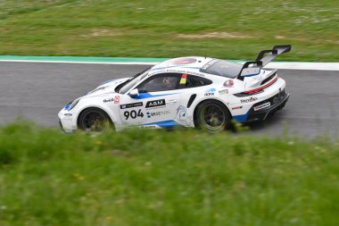 Scarperia, 23 Mart 2024 İtalya: Porsche 911 GT3 Kupası (992) Guelinckx-Verheyen-Haverans 'ın Kırmızı Karınca Yarışı sürücüsü Mugello Pisti' nde 12: 00 Hankook eylemi sırasında.