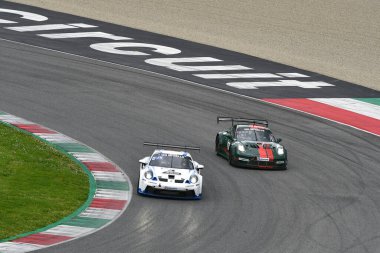 Scarperia, 23 Mart 2024 İtalya: Porsche 911 GT3 Kupası (992) Guelinckx-Verheyen-Haverans 'ın Kırmızı Karınca Yarışı sürücüsü Mugello Pisti' nde 12: 00 Hankook eylemi sırasında.