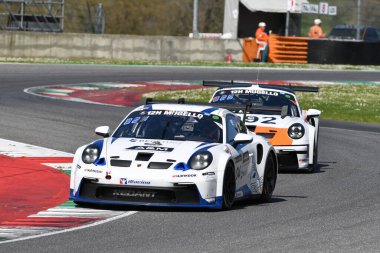 Scarperia, 23 Mart 2024 İtalya: Porsche 911 GT3 Kupası (992) Guelinckx-Verheyen-Haverans 'ın Kırmızı Karınca Yarışı sürücüsü Mugello Pisti' nde 12: 00 Hankook eylemi sırasında.