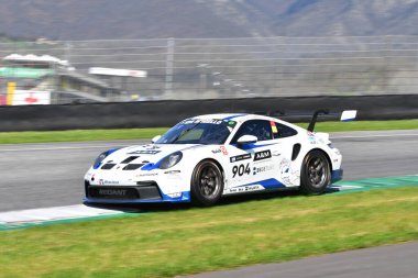 Scarperia, 23 Mart 2024 İtalya: Porsche 911 GT3 Kupası (992) Guelinckx-Verheyen-Haverans 'ın Kırmızı Karınca Yarışı sürücüsü Mugello Pisti' nde 12: 00 Hankook eylemi sırasında.