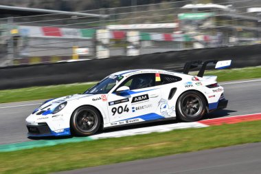 Scarperia, 23 Mart 2024 İtalya: Porsche 911 GT3 Kupası (992) Guelinckx-Verheyen-Haverans 'ın Kırmızı Karınca Yarışı sürücüsü Mugello Pisti' nde 12: 00 Hankook eylemi sırasında.