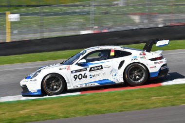 Scarperia, 23 Mart 2024 İtalya: Porsche 911 GT3 Kupası (992) Guelinckx-Verheyen-Haverans 'ın Kırmızı Karınca Yarışı sürücüsü Mugello Pisti' nde 12: 00 Hankook eylemi sırasında.