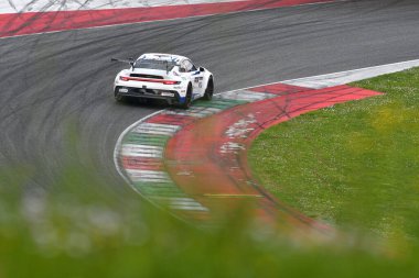 Scarperia, 23 Mart 2024 İtalya: Porsche 911 GT3 Kupası (992) Guelinckx-Verheyen-Haverans 'ın Kırmızı Karınca Yarışı sürücüsü Mugello Pisti' nde 12: 00 Hankook eylemi sırasında.