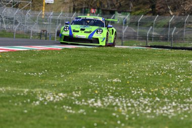 Scarperia, 23 Mart 2024 İtalya: Porsche 911 GT3 Kupası (992) Krohn-Jnsson-Hamprecht takımından RPM Racing Drive, Mugello Pisti 'nde 12h Hankook sırasında