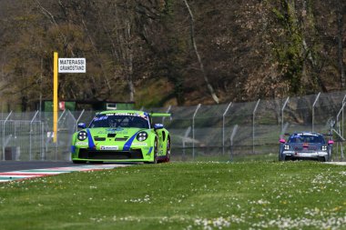 Scarperia, 23 Mart 2024 İtalya: Porsche 911 GT3 Kupası (992) Krohn-Jnsson-Hamprecht takımından RPM Racing Drive, Mugello Pisti 'nde 12h Hankook sırasında