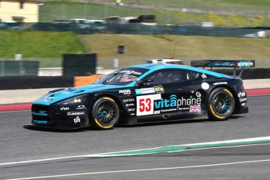 Scarperia, 5 Nisan 2024: Aston Martin DBR9 yıl 2006 Mugello Classic 2024 'te İtalya' daki Mugello Pisti 'nde.