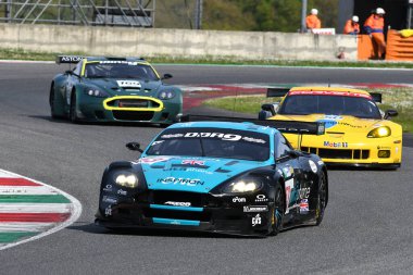 Scarperia, 5 Nisan 2024: Aston Martin DBR9 yıl 2006 Mugello Classic 2024 'te İtalya' daki Mugello Pisti 'nde.