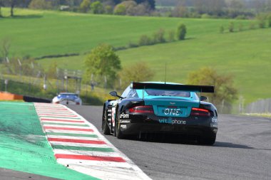 Scarperia, 5 Nisan 2024: Aston Martin DBR9 yıl 2006 Mugello Classic 2024 'te İtalya' daki Mugello Pisti 'nde.