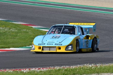 Scarperia, İtalya - 5 Nisan 2024: Porsche 935 1981: Mugello Classic 2024 Mugello Circuit 'te Zak BROWN' dan sürüş.