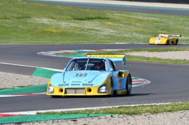 Scarperia, İtalya - 5 Nisan 2024: Porsche 935 1981: Mugello Classic 2024 Mugello Circuit 'te Zak BROWN' dan sürüş.