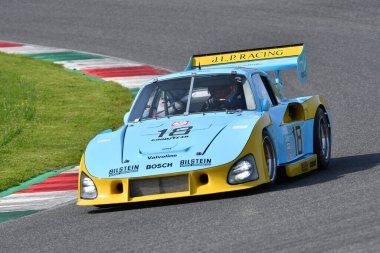 Scarperia, İtalya - 5 Nisan 2024: Porsche 935 1981: Mugello Classic 2024 Mugello Circuit 'te Zak BROWN' dan sürüş.