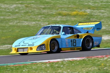 Scarperia, İtalya - 5 Nisan 2024: Porsche 935 1981: Mugello Classic 2024 Mugello Circuit 'te Zak BROWN' dan sürüş.