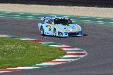 Scarperia, İtalya - 5 Nisan 2024: Porsche 935 yıl 1979 Mugello Classic 2024 'te Mugello Circuit.