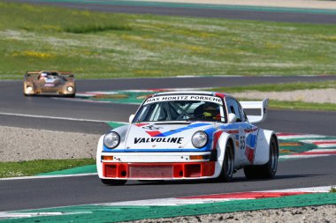 Scarperia, İtalya - 5 Nisan 2024: Porsche 934-5 1978 Mugello Classic 2024 'te Mugello Pisti' nde eylem halindedir..