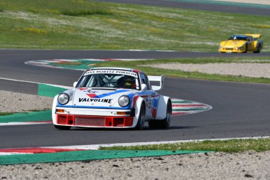 Scarperia, İtalya - 5 Nisan 2024: Porsche 934-5 1978 Mugello Classic 2024 'te Mugello Pisti' nde eylem halindedir..