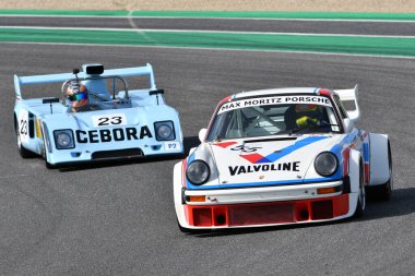 Scarperia, İtalya - 5 Nisan 2024: Porsche 934-5 1978 Mugello Classic 2024 'te Mugello Pisti' nde eylem halindedir..