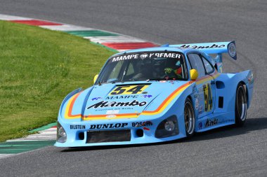 Scarperia, İtalya - 5 Nisan 2024: Porsche 935 yıl 1979 Mugello Classic 2024 'te Mugello Circuit.