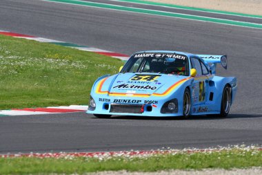 Scarperia, İtalya - 5 Nisan 2024: Porsche 935 yıl 1979 Mugello Classic 2024 'te Mugello Circuit.