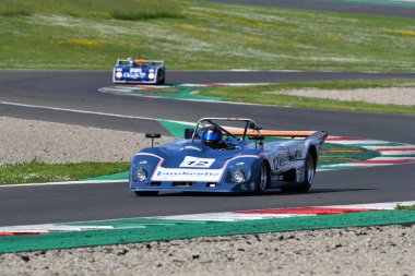 Scarperia, İtalya - 5 Nisan 2024: Lola T298 yıl 1981 Mugello Classic 2024 'te Mugello Pisti' nde.