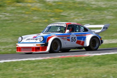 Scarperia, İtalya - 5 Nisan 2024: Porsche 934-5 1978 Mugello Classic 2024 'te Mugello Pisti' nde eylem halindedir..