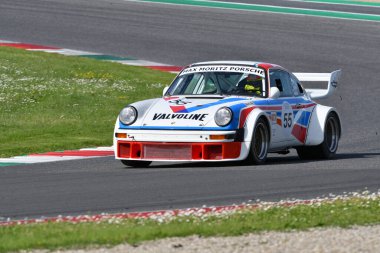 Scarperia, İtalya - 5 Nisan 2024: Porsche 934-5 1978 Mugello Classic 2024 'te Mugello Pisti' nde eylem halindedir..