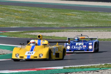 Scarperia, İtalya - 5 Nisan 2024: Osella PA5 yıl 1977 Mugello Classic 2024 'te Mugello Pisti' nde eylem halindeydi.