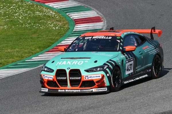 Scarperia, 23 Mart 2024 İtalya: BMW M4 GT4 (G82) Team Hofor Racing by Bonk drive by Kroll-Mayer-Partl Mugello Pisti 'nde 12h Hankook eylemi sırasında.