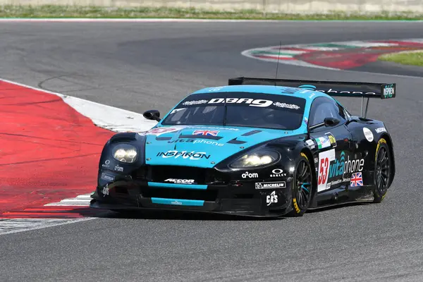 Scarperia, 5 Nisan 2024: Aston Martin DBR9 yıl 2006 Mugello Classic 2024 'te İtalya' daki Mugello Pisti 'nde.