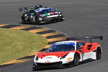 Scarperia, İtalya - 13 Temmuz 2024: Ferrari 488 GT3 PELLIN RACI CSAI Yarış Haftası 2024 Mugello Pisti 'nde Haugen Thor ve Ruberti Paolo tarafından gerçekleştirildi..