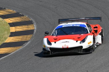 Scarperia, İtalya - 13 Temmuz 2024: Ferrari 488 GT3 PELLIN RACI CSAI Yarış Haftası 2024 Mugello Pisti 'nde Haugen Thor ve Ruberti Paolo tarafından gerçekleştirildi..