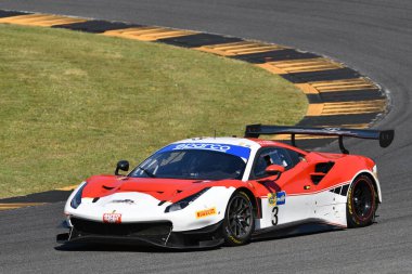 Scarperia, İtalya - 13 Temmuz 2024: Ferrari 488 GT3 PELLIN RACI CSAI Yarış Haftası 2024 Mugello Pisti 'nde Haugen Thor ve Ruberti Paolo tarafından gerçekleştirildi..