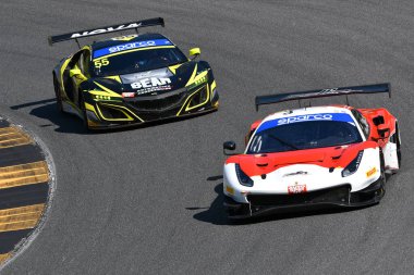 Scarperia, İtalya - 13 Temmuz 2024: Ferrari 488 GT3 PELLIN RACI CSAI Yarış Haftası 2024 Mugello Pisti 'nde Haugen Thor ve Ruberti Paolo tarafından gerçekleştirildi..