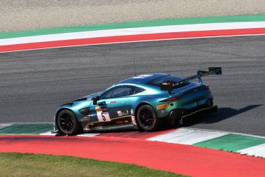 Scarperia, İtalya - 13 Temmuz 2024: Aston Martin Vantage AMR GT3 takımı Lorenzo Jorge ve Alatalo William, ACI CSAI Yarış Hafta Sonu 2024 Mugello Pisti 'nde yarış halindeler..