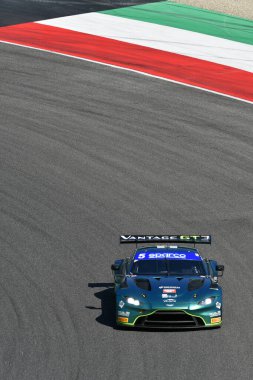 Scarperia, İtalya - 13 Temmuz 2024: Aston Martin Vantage AMR GT3 takımı Lorenzo Jorge ve Alatalo William, ACI CSAI Yarış Hafta Sonu 2024 Mugello Pisti 'nde yarış halindeler..