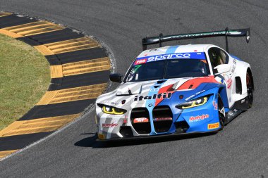 Scarperia, İtalya - 13 Temmuz 2024: BMW G82 M4 GT3 takımı BMW Italia Ceccato Racing drive by Comandini Stefano ve Guerra Francesco ACI CSAI Racing Weekend 2024 Mugello Pisti 'nde.