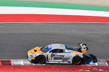 Scarperia, İtalya - 13 Temmuz 2024: Mazzola Rocco ve Delli Guanti Pietro 'nun sürdüğü Tresor Audi Sport Italia takımının AUDI R8 LMS sürüşü, ACI CSAI Yarış Haftasonu 2024 Mugello Pisti' nde.