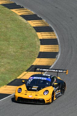 Scarperia, İtalya - 13 Temmuz 2024: Porsche 911 GT3 R (992) Fulgenzi Enrico ve Kikko Galbiati 'nin EF RACING sürücüsü ACI CSAI Yarış Haftasonu 2024 Mugello Pisti' nde.