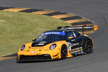 Scarperia, İtalya - 13 Temmuz 2024: Porsche 911 GT3 R (992) Fulgenzi Enrico ve Kikko Galbiati 'nin EF RACING sürücüsü ACI CSAI Yarış Haftasonu 2024 Mugello Pisti' nde.