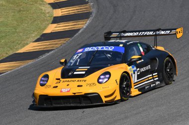 Scarperia, İtalya - 13 Temmuz 2024: Porsche 911 GT3 R (992) Fulgenzi Enrico ve Kikko Galbiati 'nin EF RACING sürücüsü ACI CSAI Yarış Haftasonu 2024 Mugello Pisti' nde.