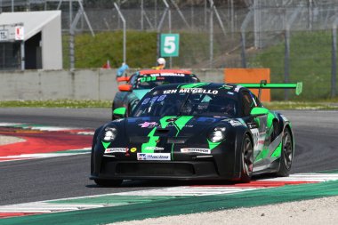 Scarperia, 23 Mart 2024 İtalya: Porsche 911 GT3 Kupası (992) DUWO tarafından yapılan Seblajoux Racing yarışı Demorge-Polette-Blasco-Perrin tarafından Mugello Pisti 'nde 12h Hankook eylemi sırasında yapıldı.