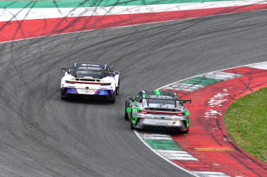 Scarperia, 23 Mart 2024 İtalya: Porsche 911 GT3 Kupası (992) DUWO tarafından yapılan Seblajoux Racing yarışı Demorge-Polette-Blasco-Perrin tarafından Mugello Pisti 'nde 12h Hankook eylemi sırasında yapıldı.