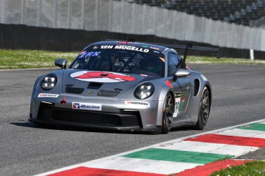 Scarperia, 23 Mart 2024 İtalya: Porsche 911 GT3 Kupası (992) Breukers-Danz 'dan Red Camel-Jordans.nl Mugello Pisti' nde 12: 00 Hankook sırasında hareket halindedir..